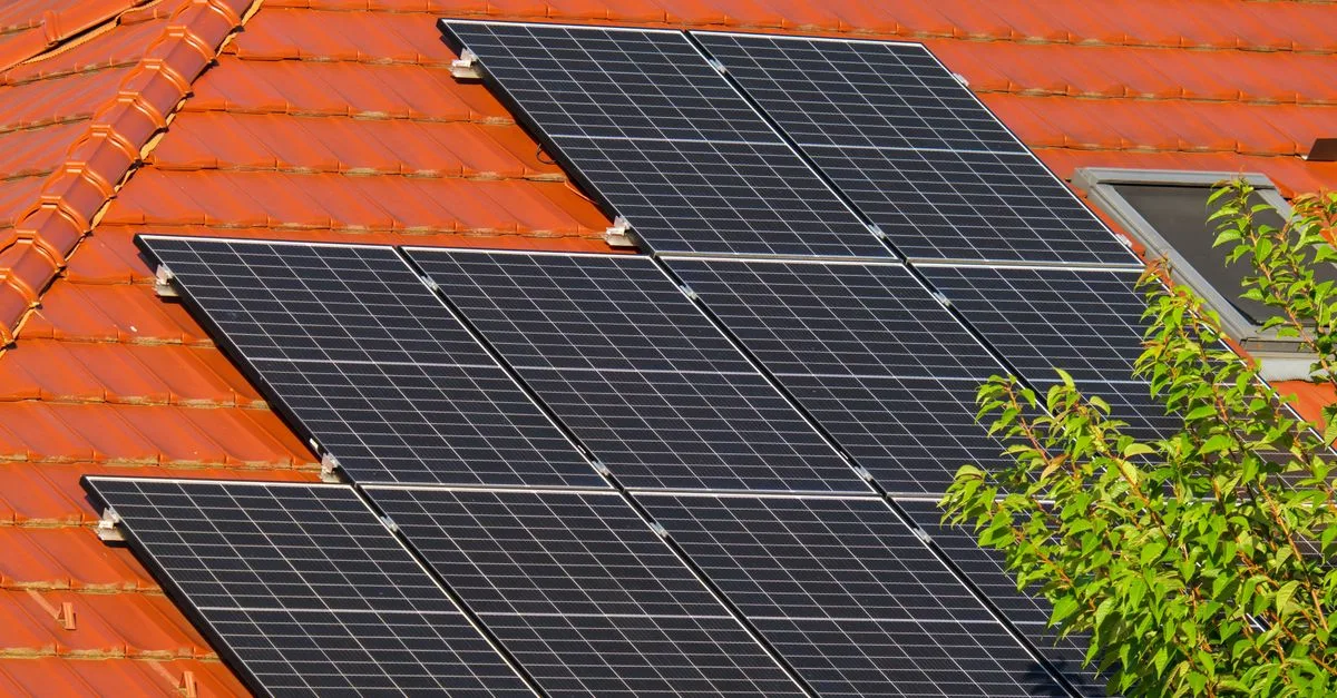 Tesla Hentikan Produksi Solar Roof, Fokus Pada Panel Surya Konvensional Untuk Pasar Energi Terbarukan