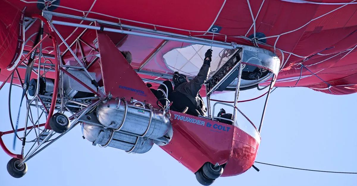 Blimp Eksperimental Menggunakan Udara Panas Dan Motor Listrik Untuk Penerbangan Jarak Jauh