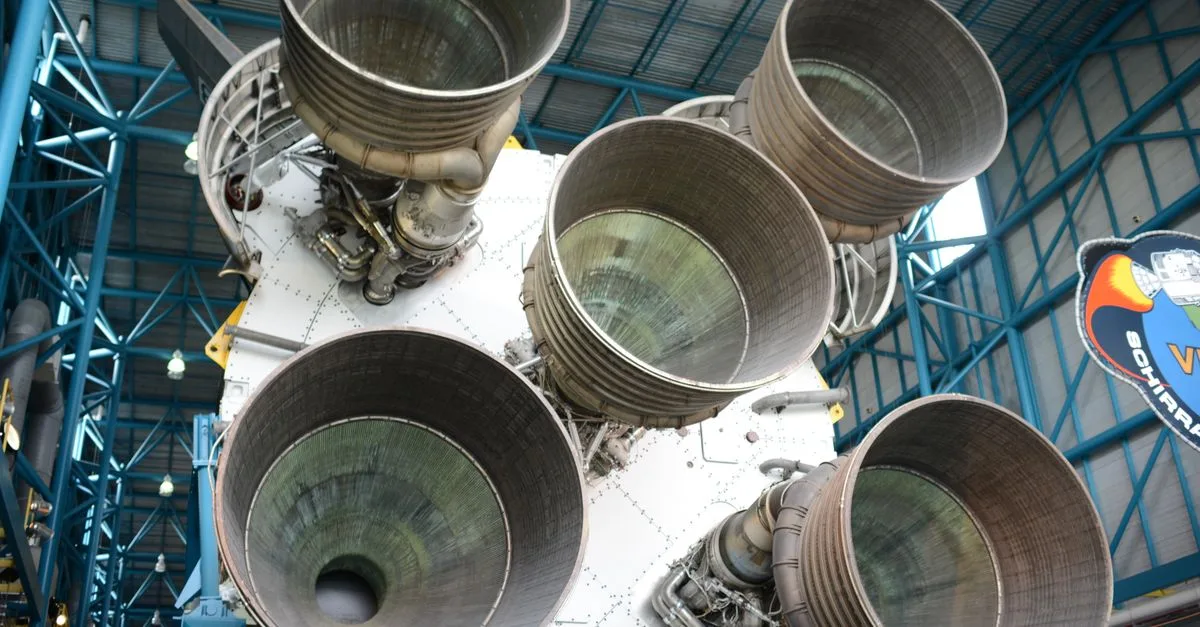 Roket SpaceX Jatuh Ke Bulan, Peringatan Baru Soal Sampah Antariksa