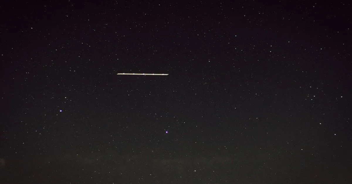 Cahaya Misterius Di Langit Tehran Picu Spekulasi Drone, Pesawat, Atau UFO